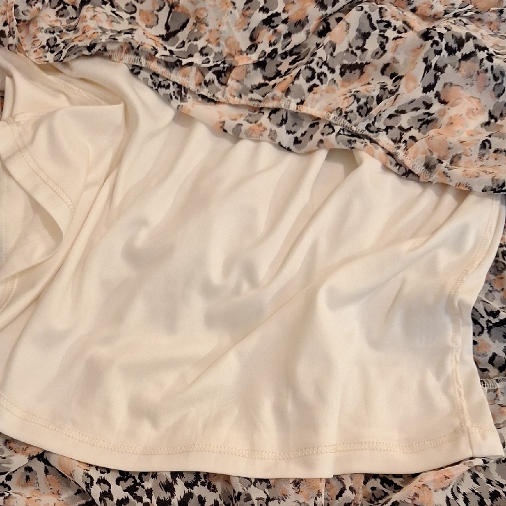 🔥🔥CLEARANCE Long Sleeve Dress with Floral Pattern in Cream/Peach/Gray. Size M - Picture 9 of 10